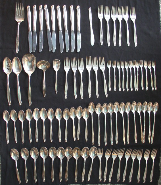 Wm. Rogers & Son GAIETY Flatware Set 83 pc in oak chest 4