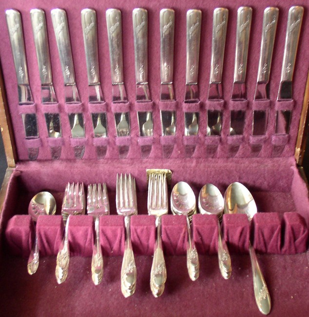 Queen Bess II Flatware 1