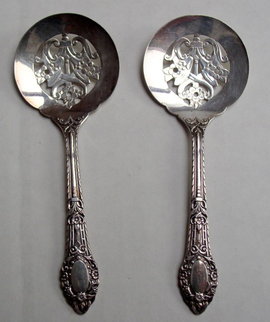 2 Oneida Community Plate RENDEZVOUS / OLD SOUTH Bon Bon Spoon Pierced Server 1