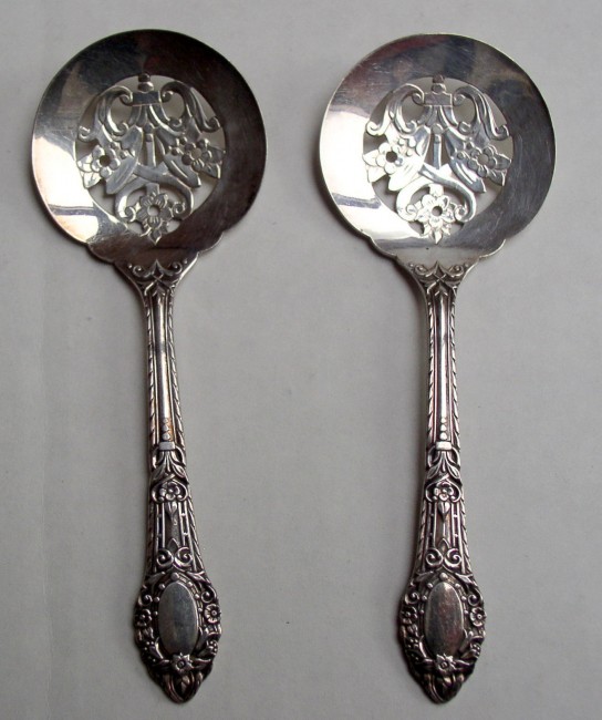 2 Oneida Community Plate RENDEZVOUS / OLD SOUTH Bon Bon Spoon Pierced Server 1