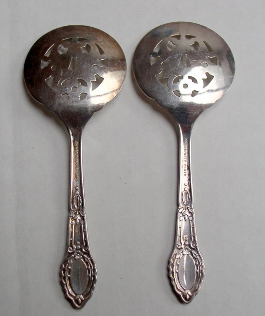 2 Oneida Community Plate RENDEZVOUS / OLD SOUTH Bon Bon Spoon Pierced Server 2