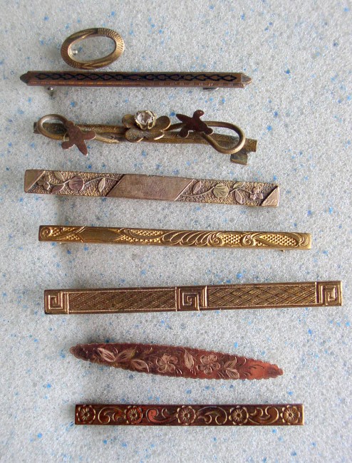 8 Brooch Lot 1