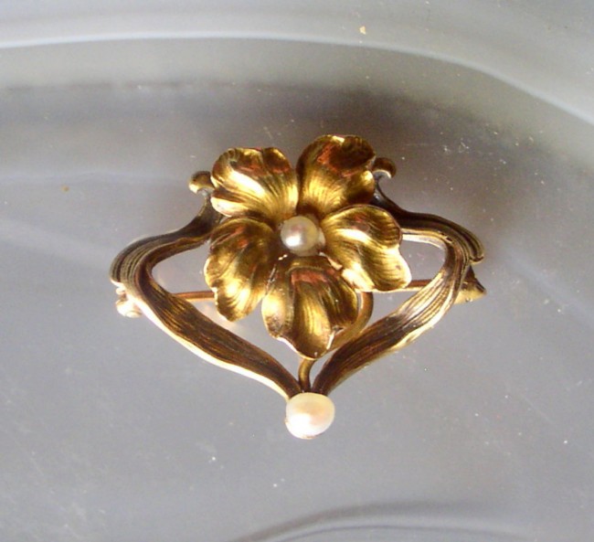 Flower Pearls Brooch 1